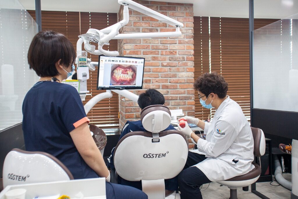 부평우리치과 임플란트 진료 현장 - 모니터로 함께 보는 진단